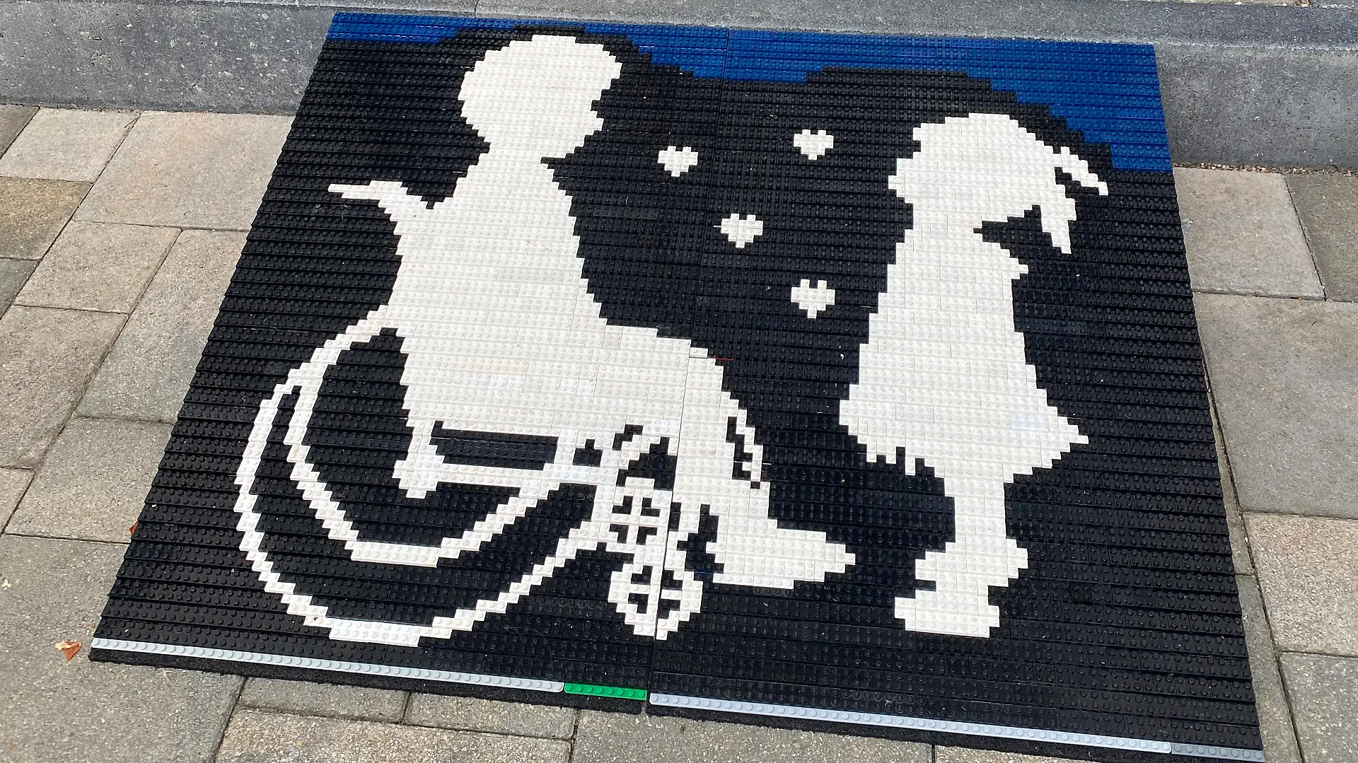 Auf der Rampe sind die Silhouetten von Mads und seiner Zwillingsschwester Mina abgebildet.