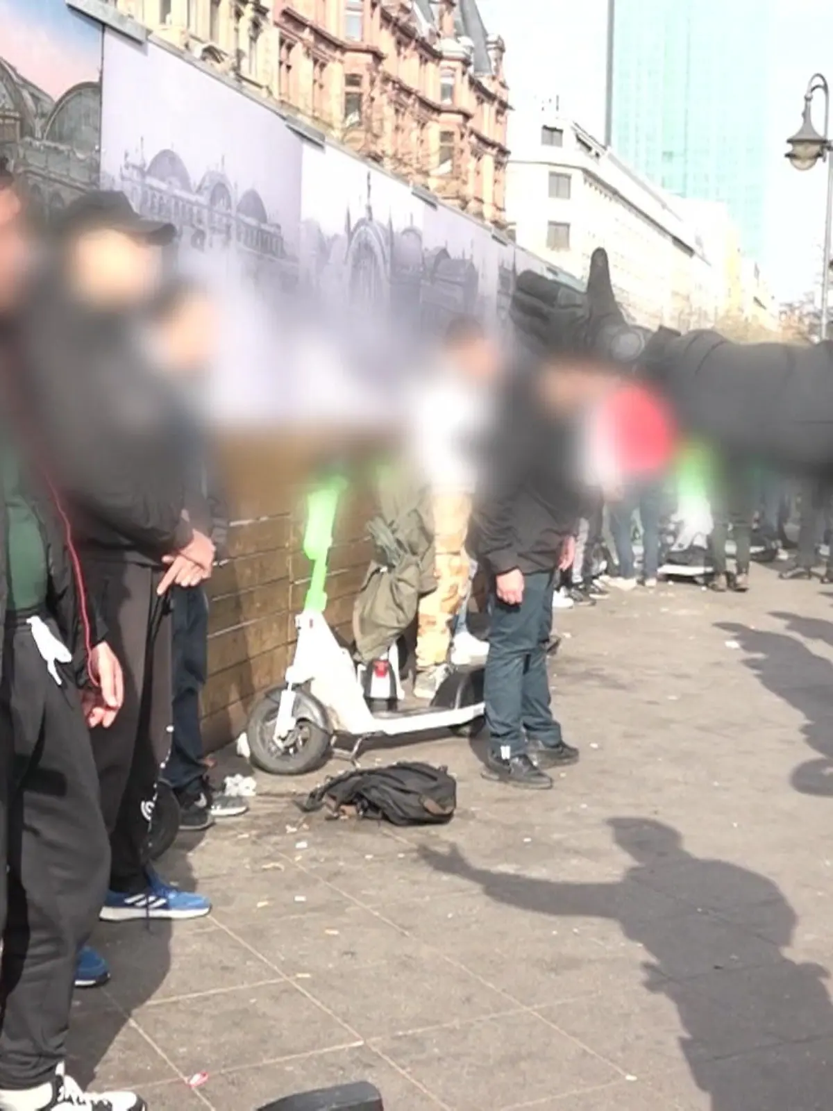 Wenn es nach der britischen Boulevardzeitung „sun“ geht, gleicht das Frankfurter Bahnhofsviertel einem „Zombieland“. Im kommenden Sommer ist die Mainmetropole Schauplatz mehrerer EM-Spiele. Die Vorwürfe kommen in Frankfurt gar nicht gut an. Sie treffen aber auch nicht auf taube Ohren. Nun hat die Stadt erklärt, wie sie das Drogenproblem und die Kriminalität in den Griff kriegen möchte.