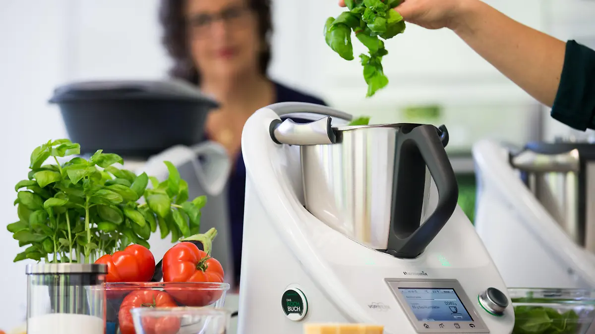 ARCHIV - Die Oecotrophologinnen Lena Marbach (r) und Irmgard Buth kochen am 05.05.2015 in einer Versuchsküche im Werk in Wuppertal (Nordrhein-Westfalen) mit dem Thermomix TM5 von Vorwerk. Am Donnerstag legt Vorwerk seine Jahreszahlen vor.  Foto: Rolf Vennenbernd/dpa +++(c) dpa - Bildfunk+++
