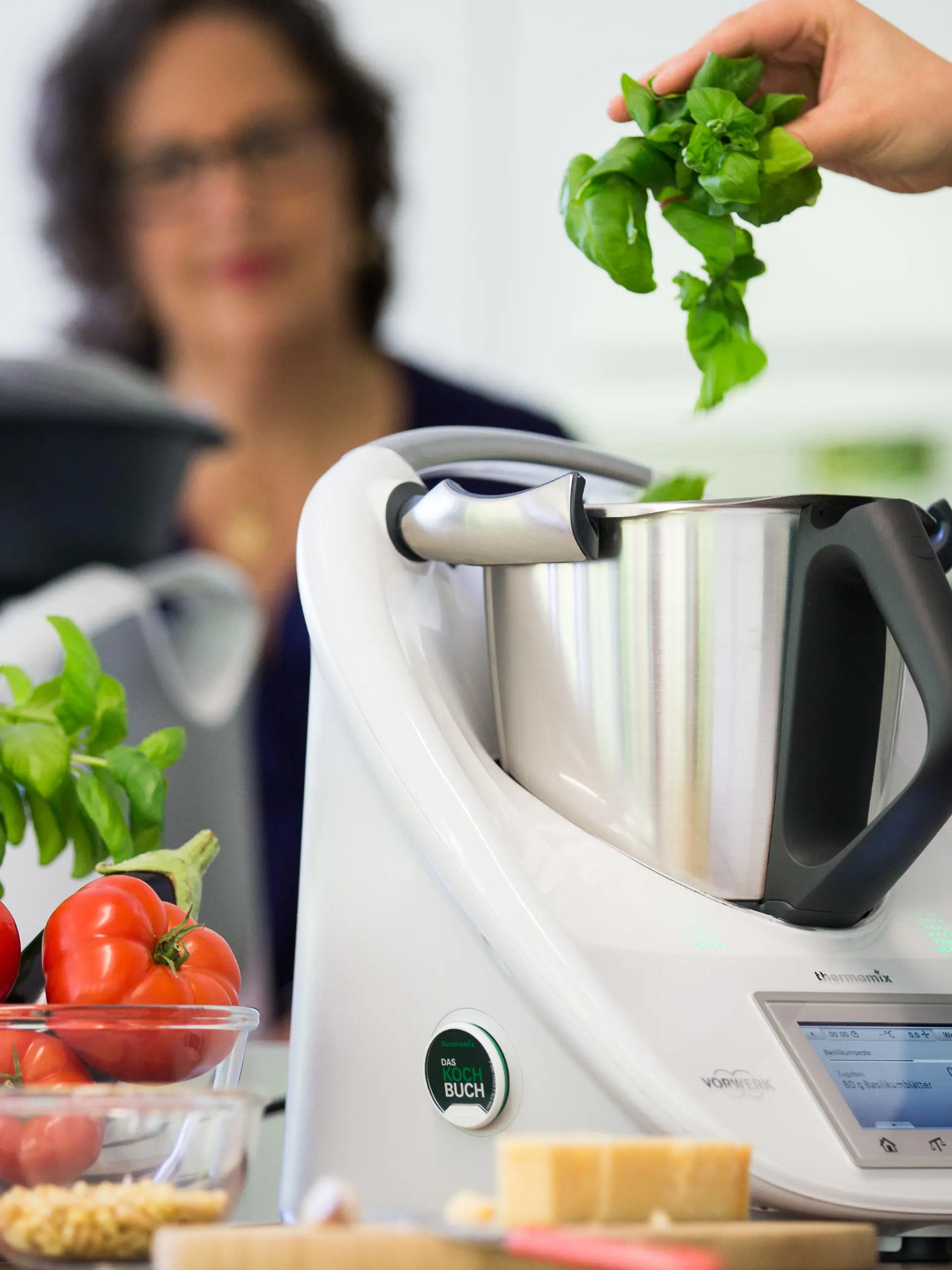ARCHIV - Die Oecotrophologinnen Lena Marbach (r) und Irmgard Buth kochen am 05.05.2015 in einer Versuchsküche im Werk in Wuppertal (Nordrhein-Westfalen) mit dem Thermomix TM5 von Vorwerk. Am Donnerstag legt Vorwerk seine Jahreszahlen vor.  Foto: Rolf Vennenbernd/dpa +++(c) dpa - Bildfunk+++