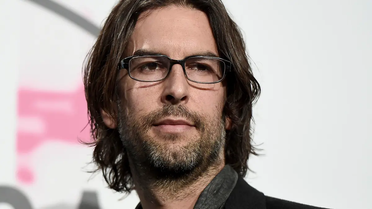 Rob Bourdon of Linkin Park poses in the press room with the award for favorite artist alternative rock at the American Music Awards at the Microsoft Theater on Sunday, Nov. 19, 2017, in Los Angeles. (Photo by Jordan Strauss/Invision/AP)