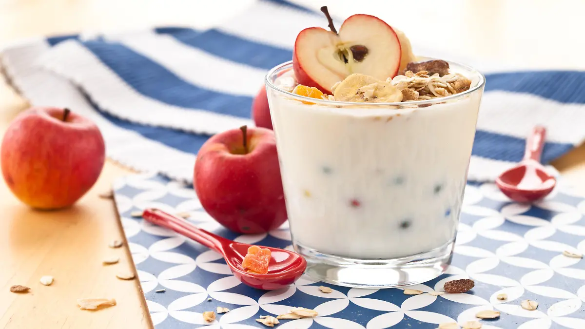 Müsli mit Joghurt und frischen Äpfeln