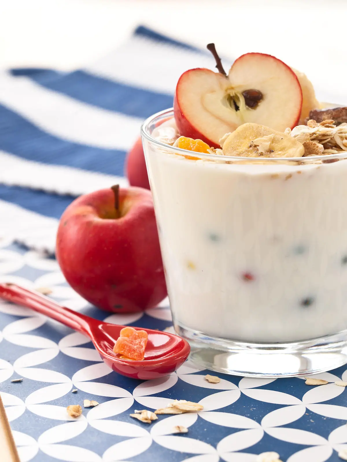 Müsli mit Joghurt und frischen Äpfeln