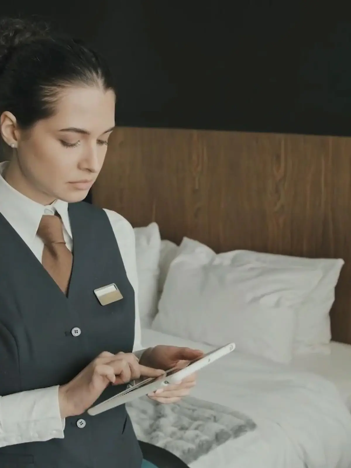 Laut einer aktuellen Untersuchung hat jeder zweite Deutsche schon einmal etwas aus dem Hotel mitgehen lassen. Im Video erfahren Sie, welche Gegenstände am häufigsten geklaut werden.