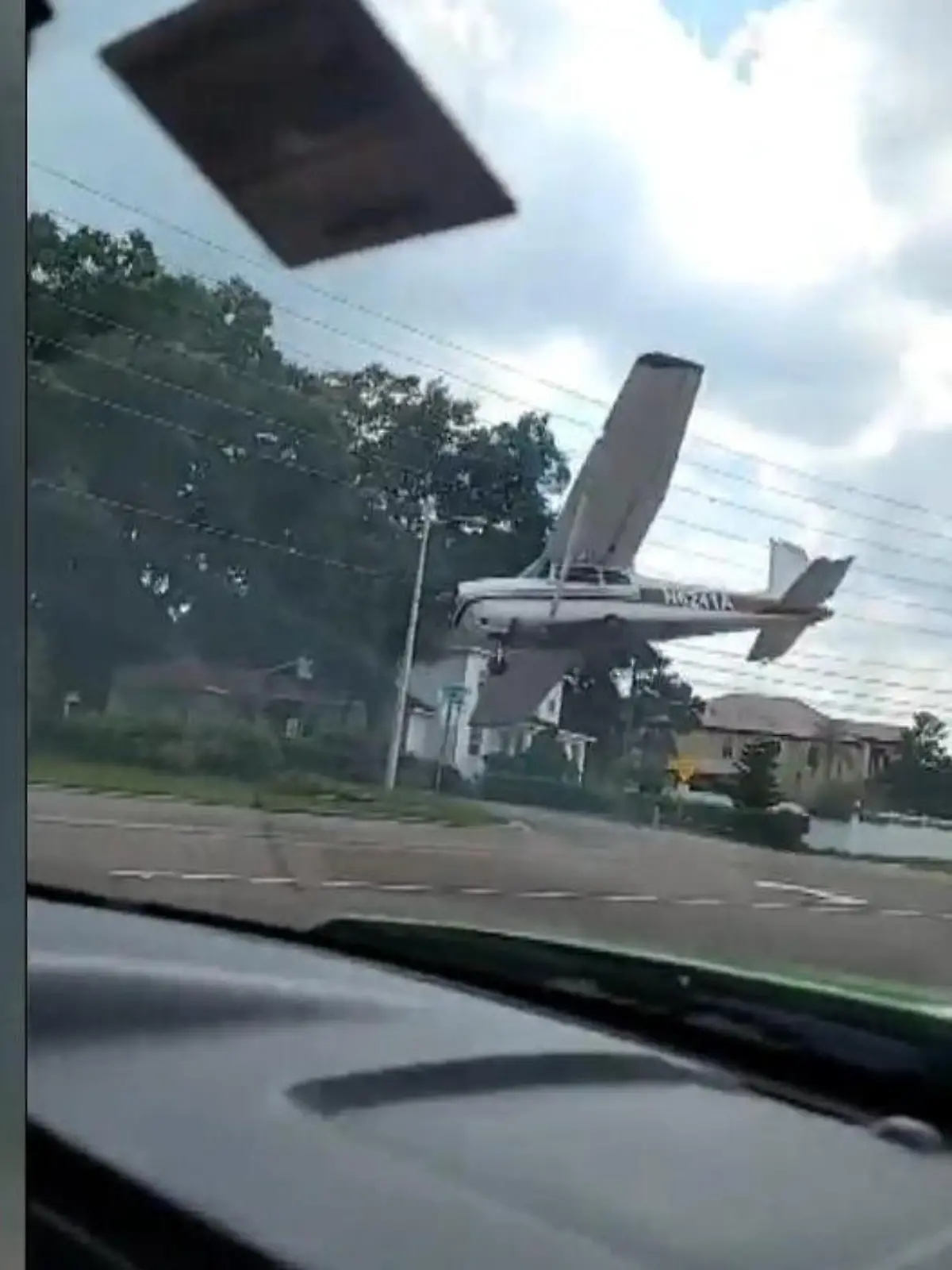 Der Pilot einer kleinen Maschine merkt während des Fluges, dass etwas mit seinem Funkgerät nicht stimmt. Als er sich um das eine Problem kümmert, entsteht ein noch viel schlimmeres. Was die missglückte Notlandung verursachte, erfahren Sie im Video.