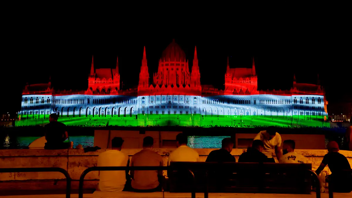 20.08.2022, Ungarn, Budapest: Das Parlamentsgebäude wird anlässlich des Nationalfeiertags zur Feier der ungarischen Staatsgründung in den ungarischen Nationalfarben beleuchtet. Foto: Peter Lakatos/MTI/AP/dpa +++ dpa-Bildfunk +++