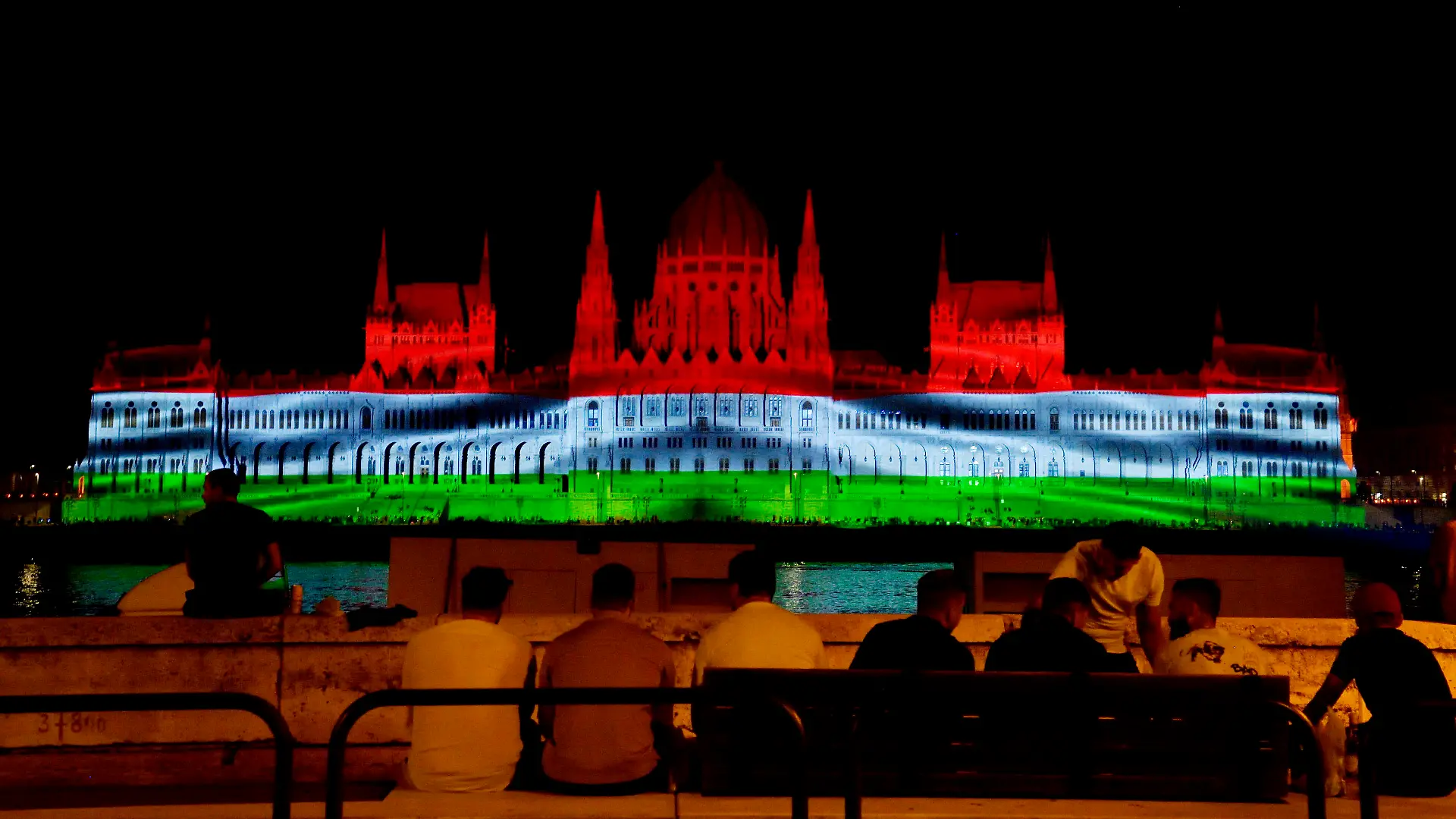 20.08.2022, Ungarn, Budapest: Das Parlamentsgebäude wird anlässlich des Nationalfeiertags zur Feier der ungarischen Staatsgründung in den ungarischen Nationalfarben beleuchtet. Foto: Peter Lakatos/MTI/AP/dpa +++ dpa-Bildfunk +++