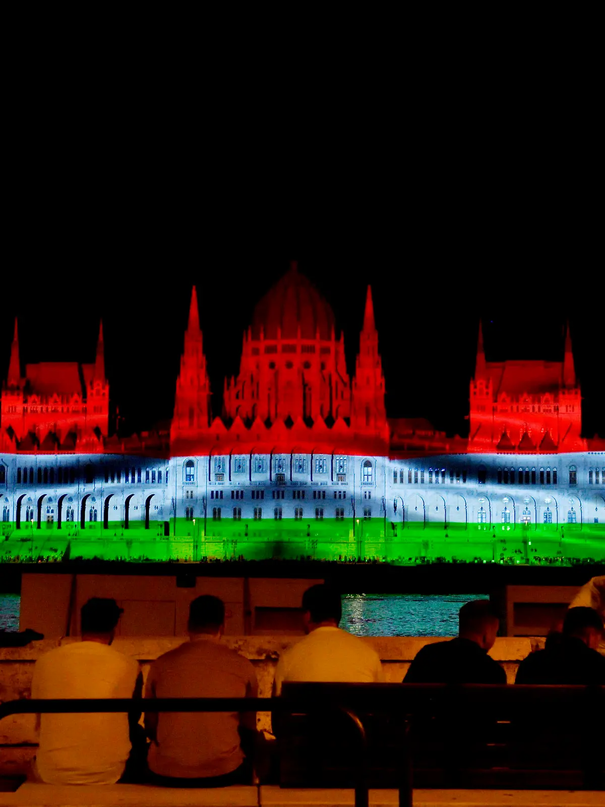 20.08.2022, Ungarn, Budapest: Das Parlamentsgebäude wird anlässlich des Nationalfeiertags zur Feier der ungarischen Staatsgründung in den ungarischen Nationalfarben beleuchtet. Foto: Peter Lakatos/MTI/AP/dpa +++ dpa-Bildfunk +++