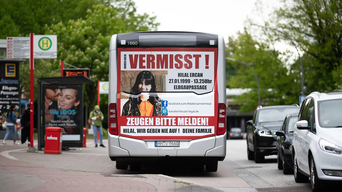 25.05.2021, Hamburg: Ein Bus des VHH ist mit einem großflächigen Zeugenaufruf plakatiert, mit dem um Hinweise im Zusammenhang mit dem Verschwinden von Hilal Ercan gebeten wird. Hilal Ercan, damals zehn Jahre alt, war im Januar 1999 spurlos verschwunden. Mit dem Zeugenaufruf auf dem Linienbus unterstützen die Verkehrsbetriebe Hamburg-Holstein (VHH) die Suche nach ihr. Foto: Daniel Reinhardt/dpa +++ dpa-Bildfunk +++