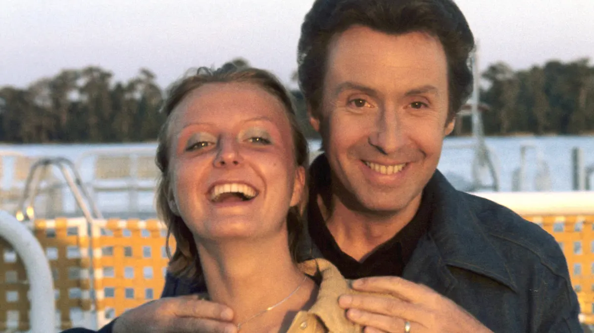 Der österreichische Sänger und Entertainer Peter Alexander mit seiner Tochter Susanne Alexander, aufgenommen im Oktober 1976 während eines gemeinsamen Urlaubs der Familie in Florida. Foto: Dieter Klar +++(c) dpa - Report+++