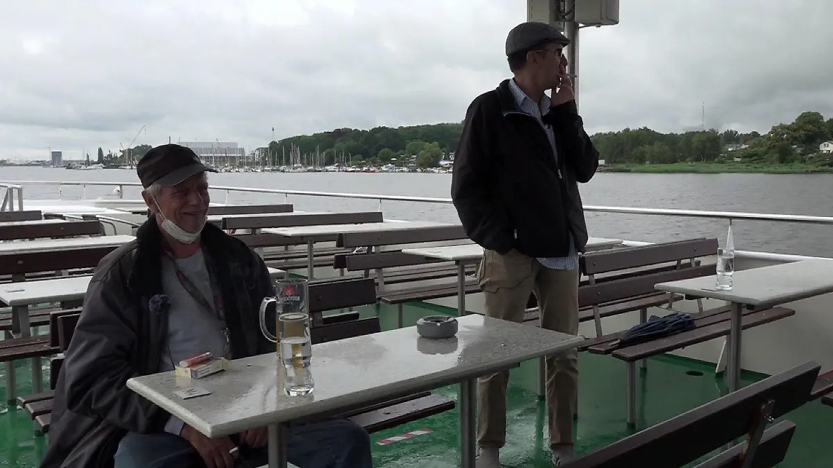 Mit "Hartz und herzlich" auf hoher See: Kowalski (links) und Torsten genießen die Schifffahrt in Rostock.