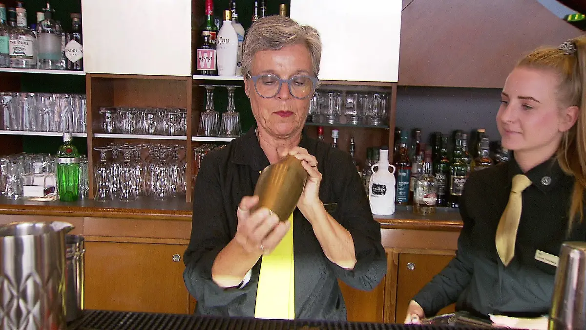 Karin Schumacher (63) aus Hannover erfüllt sich als Rentnerin einen Lebenstraum, und lernt Cocktails zu mixen.
