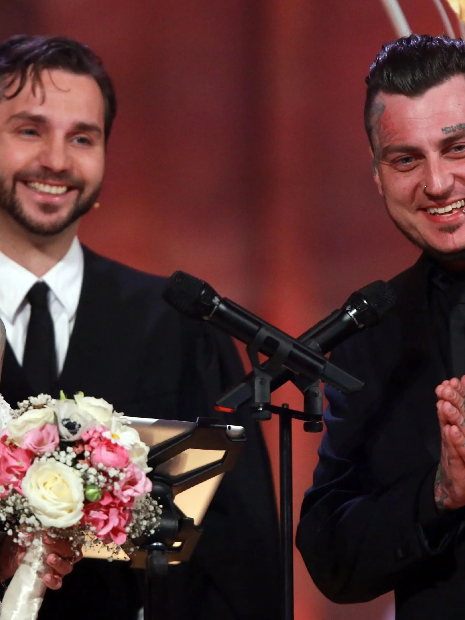 Sandra Berger und ihr Verlobter Victor heiraten in der Event-Show im Kloster Eberbach. In der Mitte Trauredner Samuel Diekmann. Verwendung der Bilder für Online-Medien ausschließlich mit folgender Verlinkung:'Alle Infos zu 'Deutschland sucht den Superstar' im Special bei RTL.de: http://www.rtl.de/cms/sendungen/superstar.html