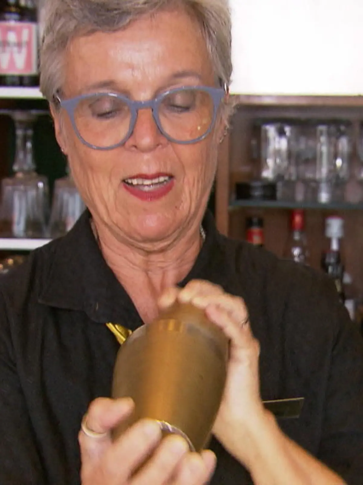 Karin Schumacher (63) aus Hannover hat einen Lebenstraum: Einmal hinter die Kulissen einer Bar zu schauen und selbst Cocktails mixen. Jetzt hat sich die rüstige Rentnerin ihren Traum erfüllt. Wie sich die 63-Jährige als Bar-Omi geschlagen hat, sehen Sie im Video.