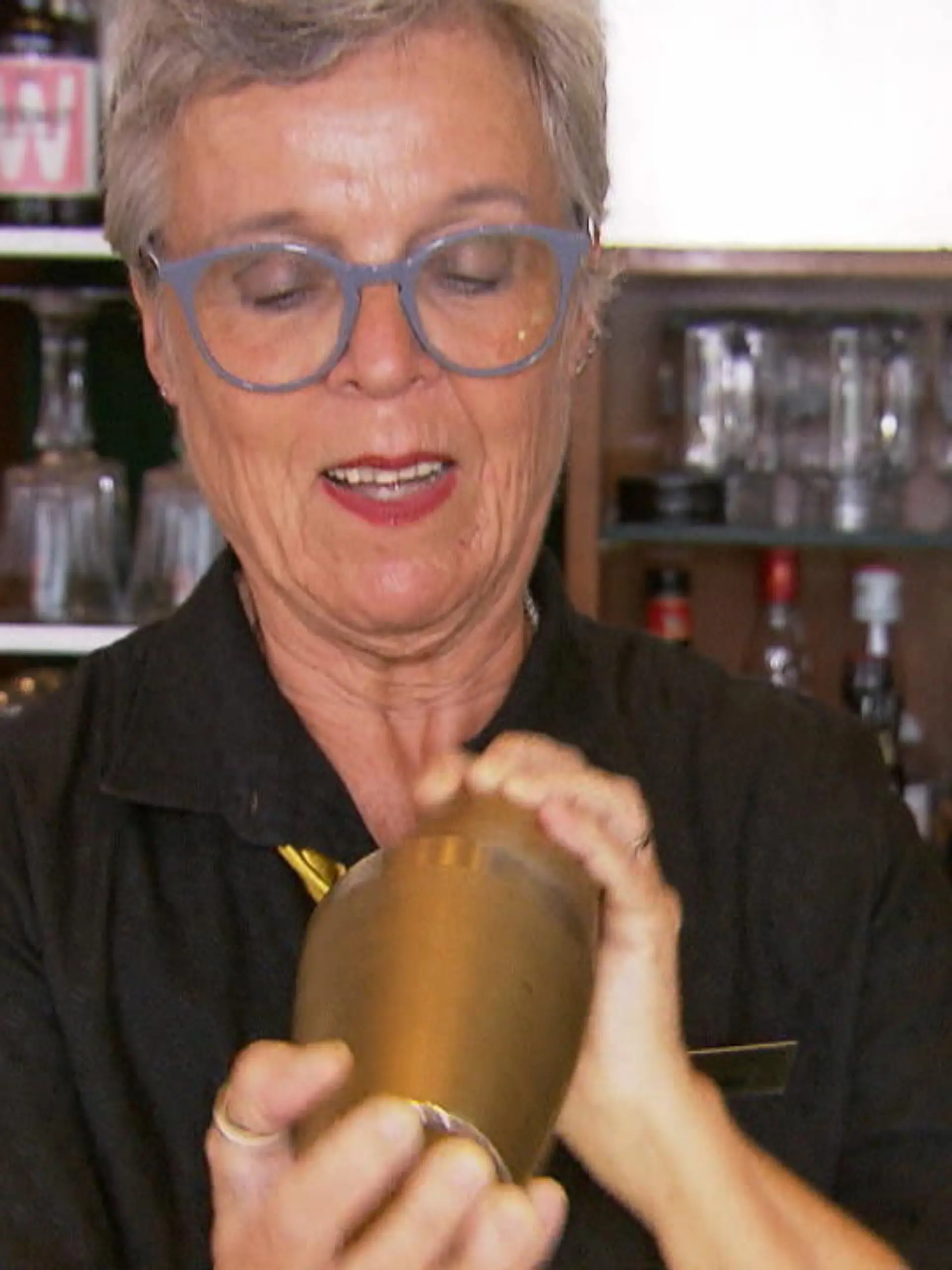 Karin Schumacher (63) aus Hannover hat einen Lebenstraum: Einmal hinter die Kulissen einer Bar zu schauen und selbst Cocktails mixen. Jetzt hat sich die rüstige Rentnerin ihren Traum erfüllt. Wie sich die 63-Jährige als Bar-Omi geschlagen hat, sehen Sie im Video.