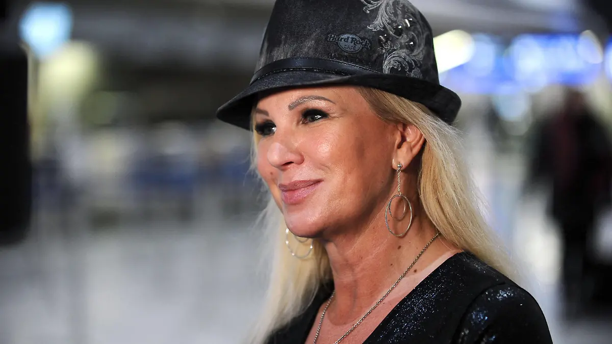  RTL - Dschungelcamp 2020. Claudia Norberg anläßlich der Abreise der Kandidaten der RTL - Sendung Ich bin ein Star - holt mich hier raus zum Dschungel-Camp 2020 am 05.01.2020 auf dem Flughafen Frankfurt / Main. 20200105MWI13016 *** RTL Jungle Camp 2020 Claudia Norberg on the occasion of the departure of the candidates of the RTL show Ich bin ein Starholt mich hier rausholt mich zum Jungle Camp 2020 on 05 01 2020 at Frankfurt Airport 20200105MWI13016