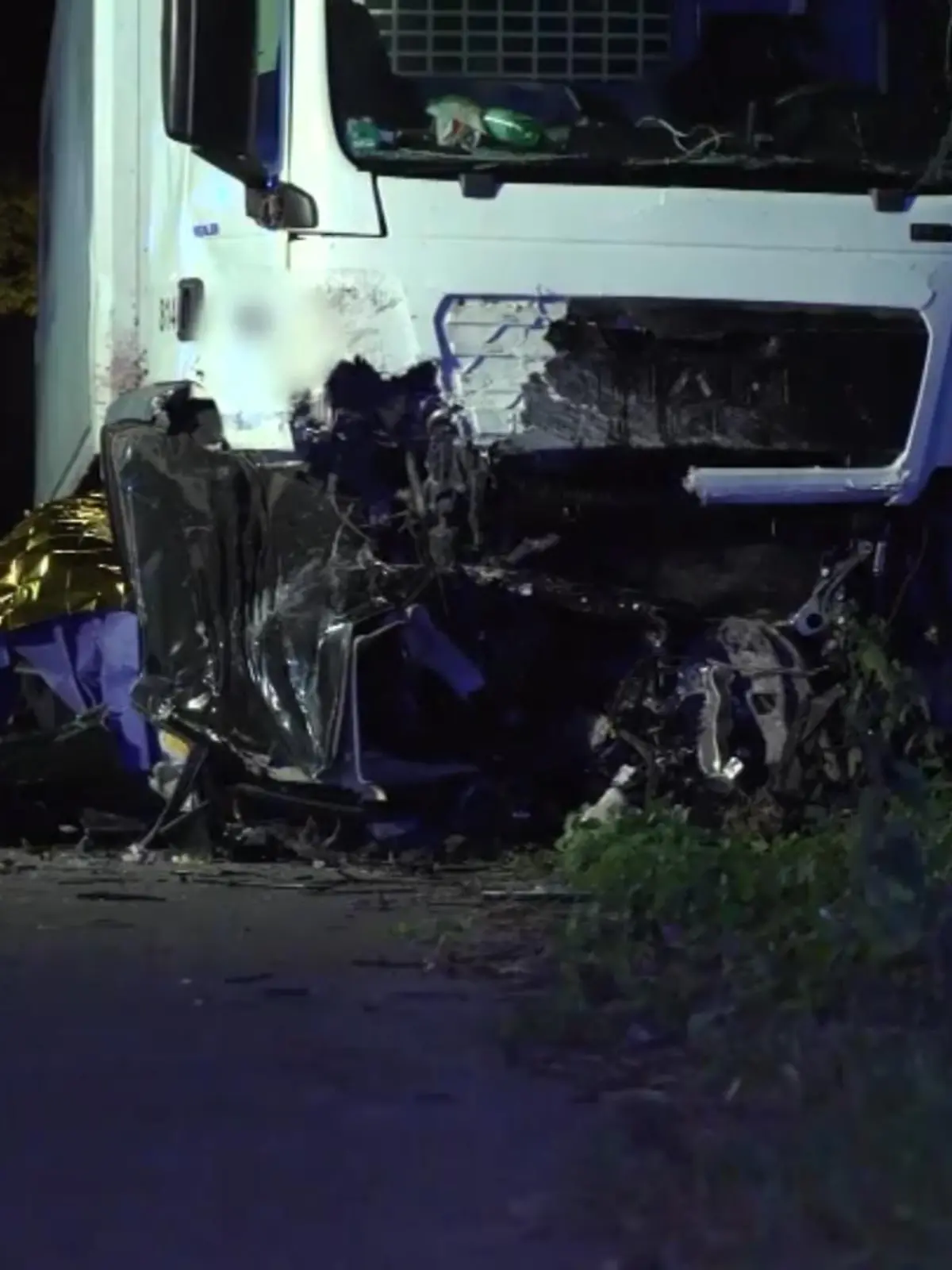 Bei einem Horror-Crash am Niederrhein kam der Fahrer dieses Polos ums Leben. In einer langgezogenen Kurve kam er von der Straße ab und prallte gegen einen entgegenkommenden Lkw. Der 32-Jährige starb noch an der Unfallstelle. Der Lkw-Fahrer wurde schwerverletzt in ein Krankenhaus gebracht. Mehr dazu im Video.