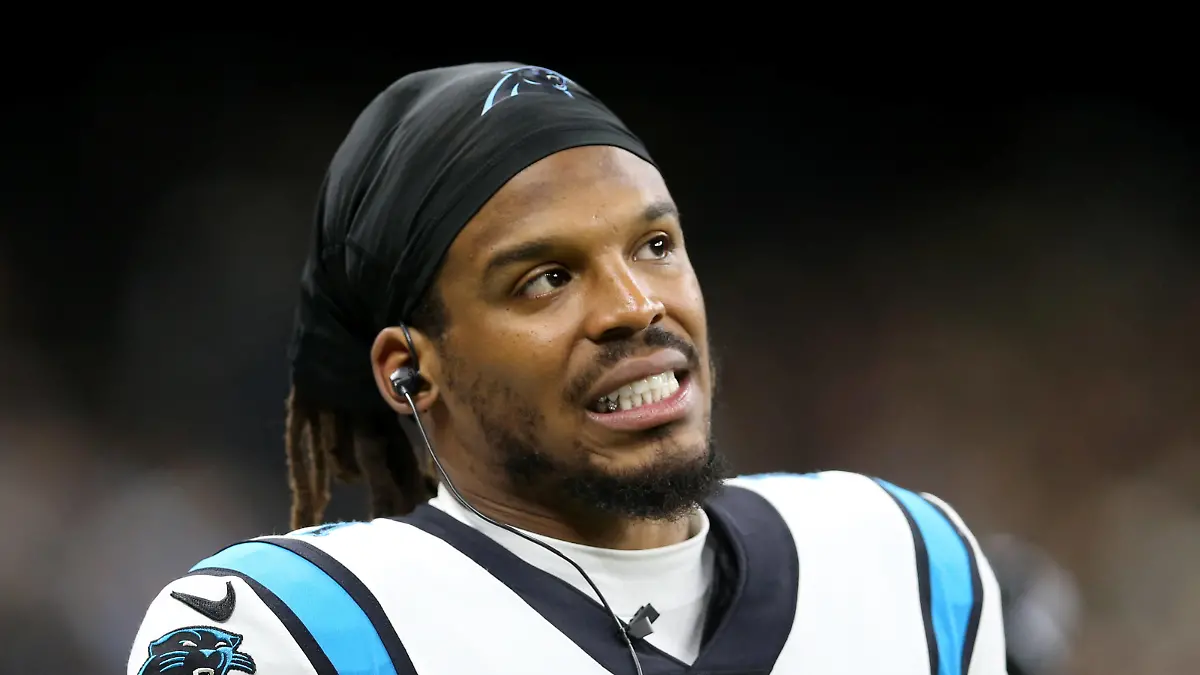 NFL, American Football Herren, USA Carolina Panthers at New Orleans Saints, Jan 2, 2022 New Orleans, Louisiana, USA Carolina Panthers quarterback Cam Newton 1 on the sidelines in the second quarter against the New Orleans Saints at the Caesars Superdome. Mandatory Credit: Chuck Cook-USA TODAY Sports, 02.01.2022 16:38:55, 17464721, New Orleans Saints, NFL, Cam Newton, Carolina Panthers PUBLICATIONxINxGERxSUIxAUTxONLY Copyright: xChuckxCookx 17464721