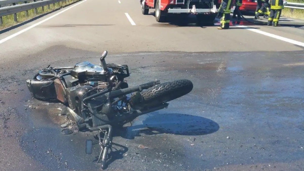 Das ausgebrannte Motorrad liegt auf der Autobahn 8.