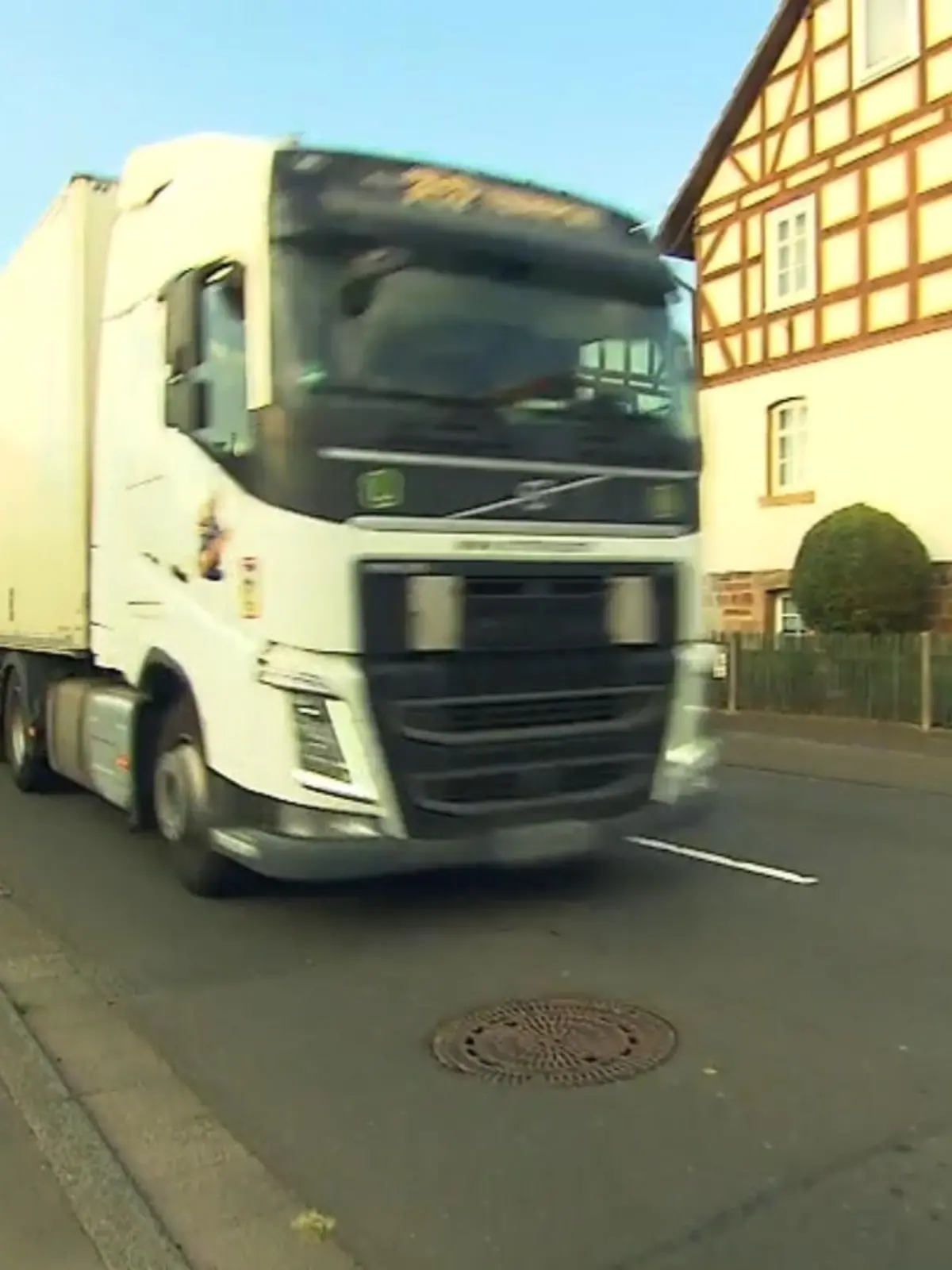 Es scheppert, es dröhnt, es hämmert - die Wände der Häuser scheinen zu vibrieren, wenn die tonnenschweren Lkws über die Landstraße (L3073) in Halsdorf bei Marburg brausen. Den Anwohnern reicht es, sie sind mit ihren Kräften aufgrund der enormen Lärmbelästigung wirklich am Ende! Seit der Einführung der Maut-Gebühren nutzen Lkw-Fahrer die Landstraße nämlich, um den Gebühren zu umgehen. Eine Lösung muss her, und zwar schnell. Mehr über den Hilferuf der Anwohner gibt es im Video.