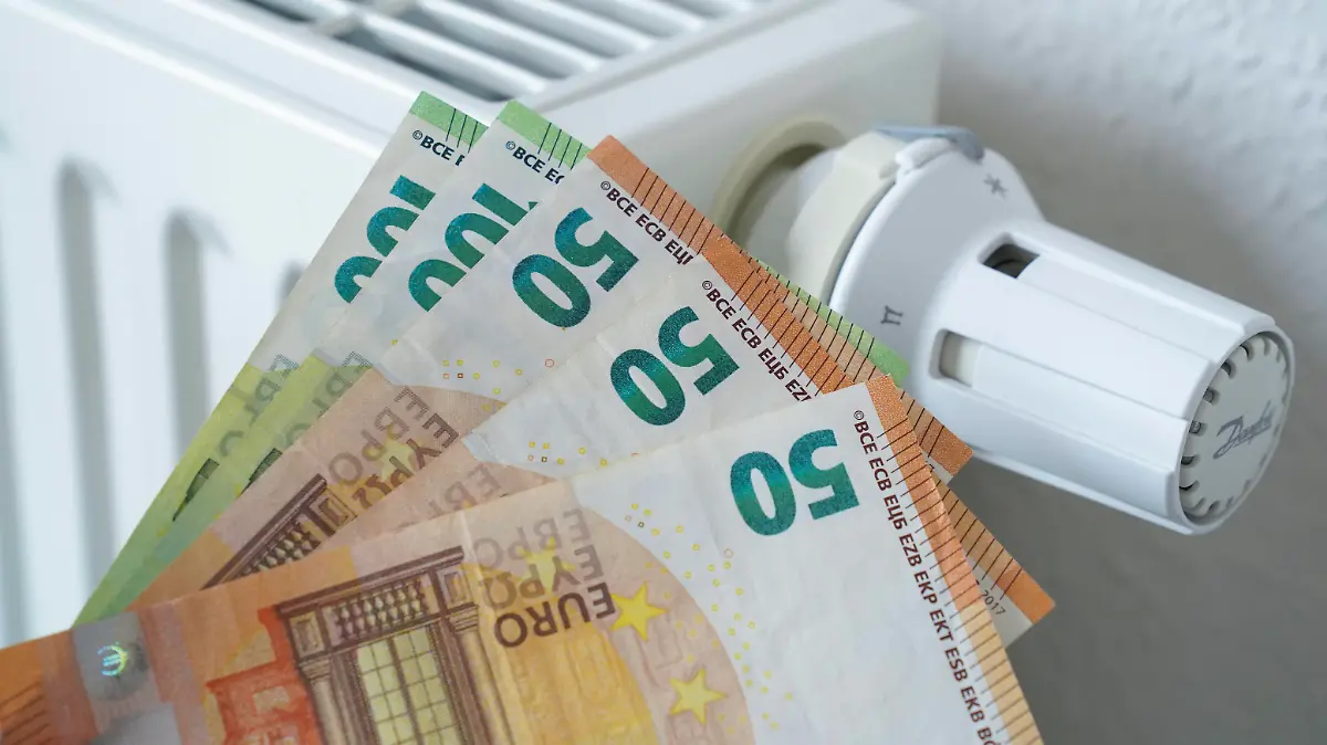 Symbolfoto Gas-Umlage und Energiekosten Symbolbild und Themenbild Gas-Umlage der Regierung und dadurch gestiegen Kosten fuer Heizung und Energie Deutschland *** Symbol photo gas apportionment and energy costs symbol image and theme image gas apportionment of the government and thereby increased costs for heating and energy Germany