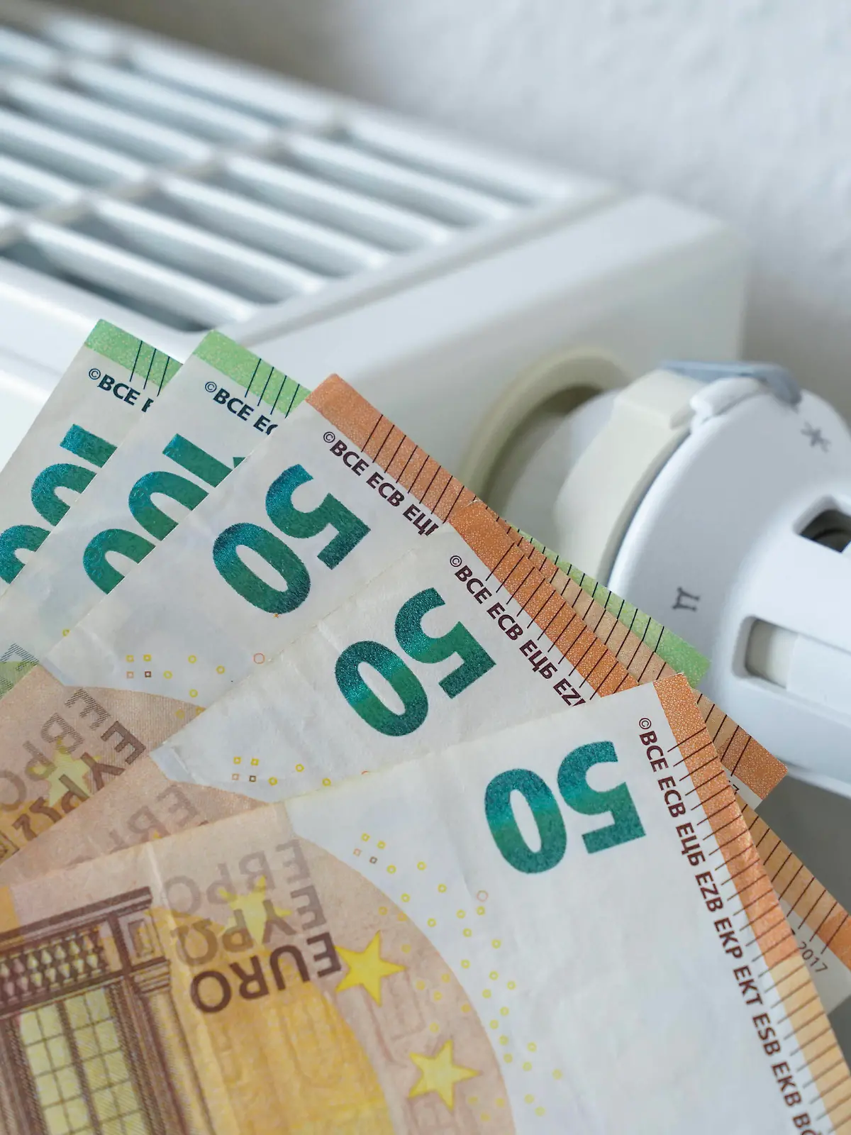 Symbolfoto Gas-Umlage und Energiekosten Symbolbild und Themenbild Gas-Umlage der Regierung und dadurch gestiegen Kosten fuer Heizung und Energie Deutschland *** Symbol photo gas apportionment and energy costs symbol image and theme image gas apportionment of the government and thereby increased costs for heating and energy Germany 