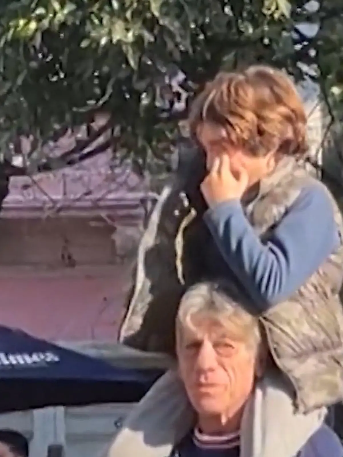 Als kleines Kind seine Eltern aus den Augen zu verlierenm gleicht einem Horrorszenario – gut also, wenn einige hilfsbereite Menschen in der Nähe sind, um bei der Suche nach Papa zu helfen. So auch beim kleinen Juan Cruz, der in Buenos Aires seinen Vater Eduardo sucht.