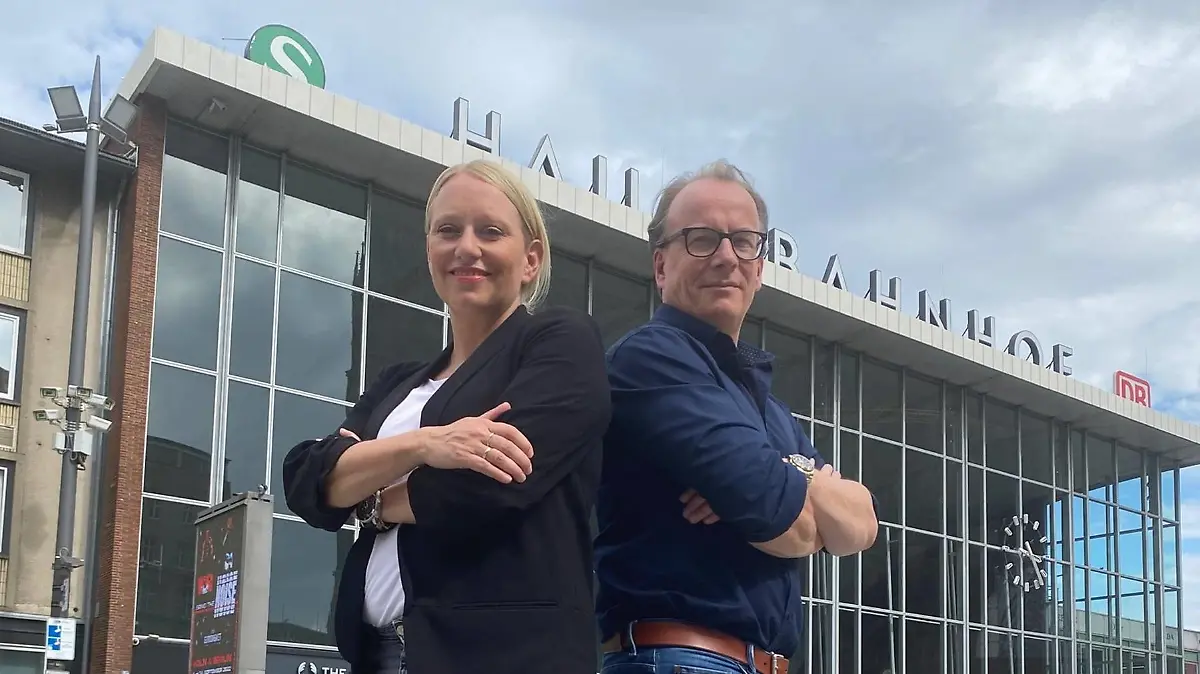 Nadine und Martin to Roxel diskutieren im RTL-Format "1.000 Meter Deutschland" die Standpunkte zum 9-Euro-Ticket