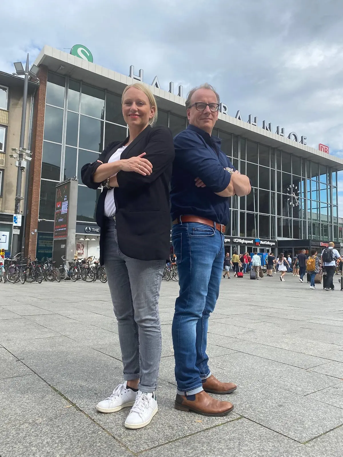 Nadine und Martin to Roxel diskutieren im RTL-Format "1.000 Meter Deutschland" die Standpunkte zum 9-Euro-Ticket