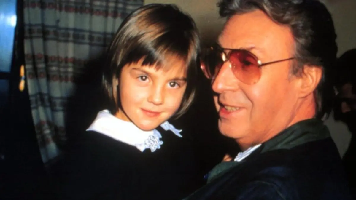 Peter Alexander - - mit Enkelin Lena (Tochter von Alexander-Sohn Michael Neumayer - bürgerlicher Name von P.A.), Feier im Anschluß an die Aufzeichnungen der ZDF/ORF-Show "Peter Alexander Show", Grinzing, Wien, Österreich, 23.11.1993, privat, Familie, Brille, TV-Showmaster, Entertainer, Sänger Schauspieler, Promi, Promis, Prominente, Prominenter, ; (Photo by Peter Bischoff/Getty Images)