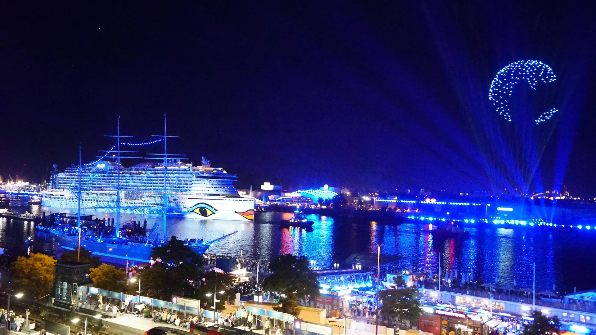 Am Samstag abend war der Höhepunkt der Cruise Days im Hamburger Hafen. Die Kreuzfahrtschiffe AIDAprima und MSC Magnifica lagen im Abstand von ca 100 Metern Bug zu Bug gerichtet vor den Landungsbrücken und wurden mit einer Lichtshow angestrahlt. Gleichzeitig iluminierten Drohnen Bilder an den Abendhimmel. Das ganze umrahmt von im Rahmen des "Blue Port" beleuchteten Gebäuden , Schiffen und Hafenkränen. Tausende von Zuschauern auf beiden Seiten der Elbe genossen das Spektakel. / 200822