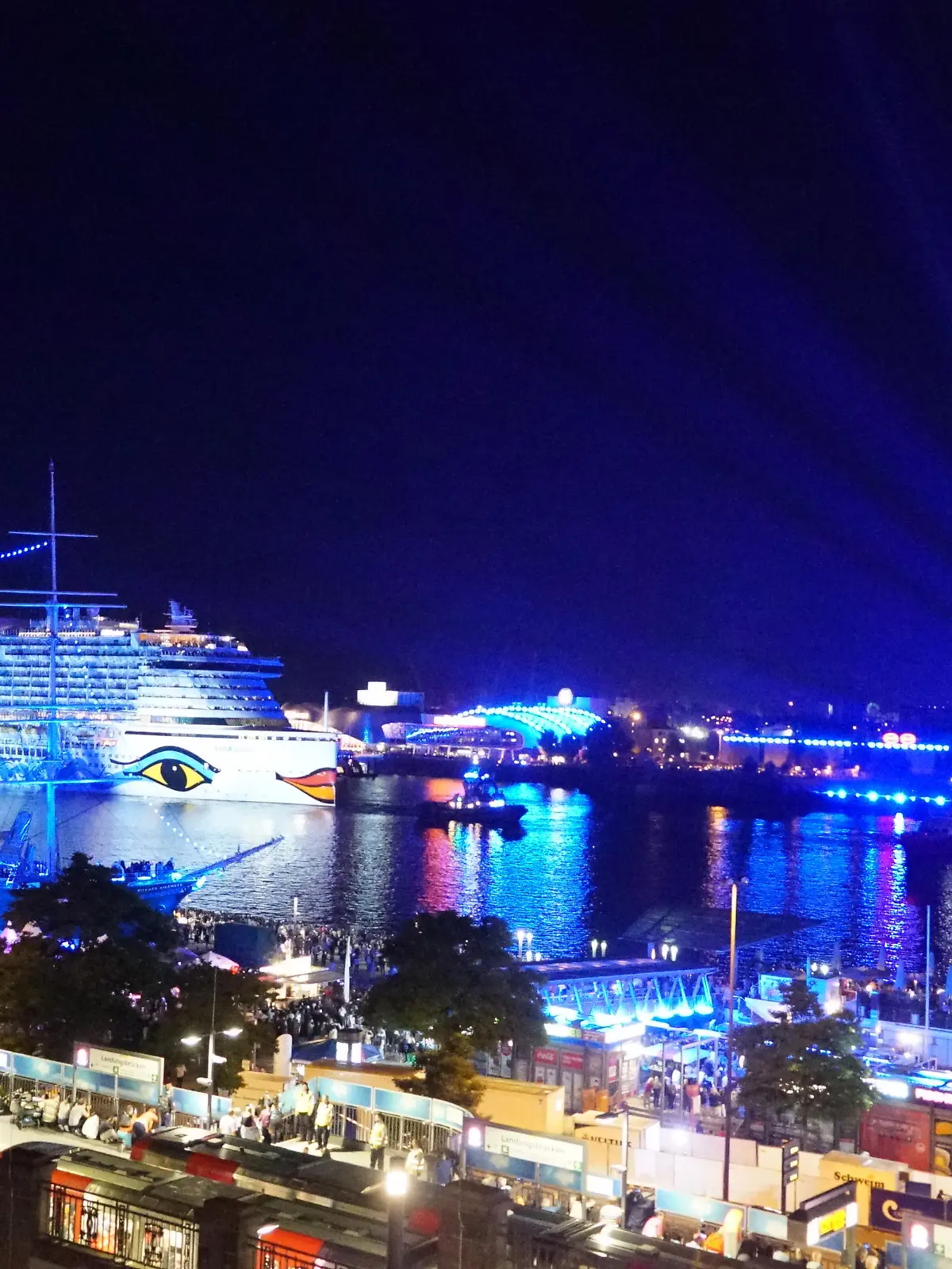 Am Samstag abend war der Höhepunkt der Cruise Days im Hamburger Hafen. Die Kreuzfahrtschiffe AIDAprima und MSC Magnifica lagen im Abstand von ca 100 Metern Bug zu Bug gerichtet vor den Landungsbrücken und wurden mit einer Lichtshow angestrahlt. Gleichzeitig iluminierten Drohnen Bilder an den Abendhimmel. Das ganze umrahmt von im Rahmen des "Blue Port"  beleuchteten Gebäuden , Schiffen und Hafenkränen. Tausende von Zuschauern auf beiden Seiten der Elbe genossen das Spektakel. / 200822
