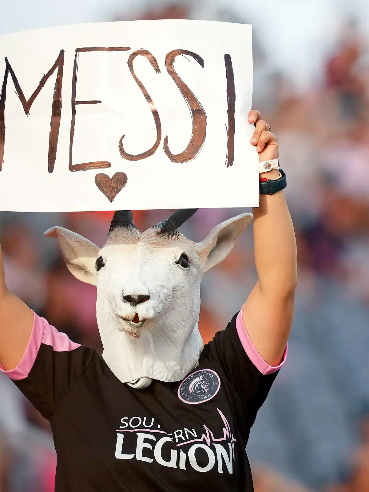 MLS, Fussball Herren, USA Leagues Cup-Atlanta United FC at Inter Miami CF Jul 25, 2023 Fort Lauderdale, FL, USA Inter Miami CF forward Lionel Messi not pictured fans hold up a sign while wearing a goat mask before the game against Atlanta United at DRV PNK Stadium. Fort Lauderdale DRV PNK Stadium FL USA, EDITORIAL USE ONLY PUBLICATIONxINxGERxSUIxAUTxONLY Copyright: xJasenxVinlovex 20230725_jcd_bv1_0127