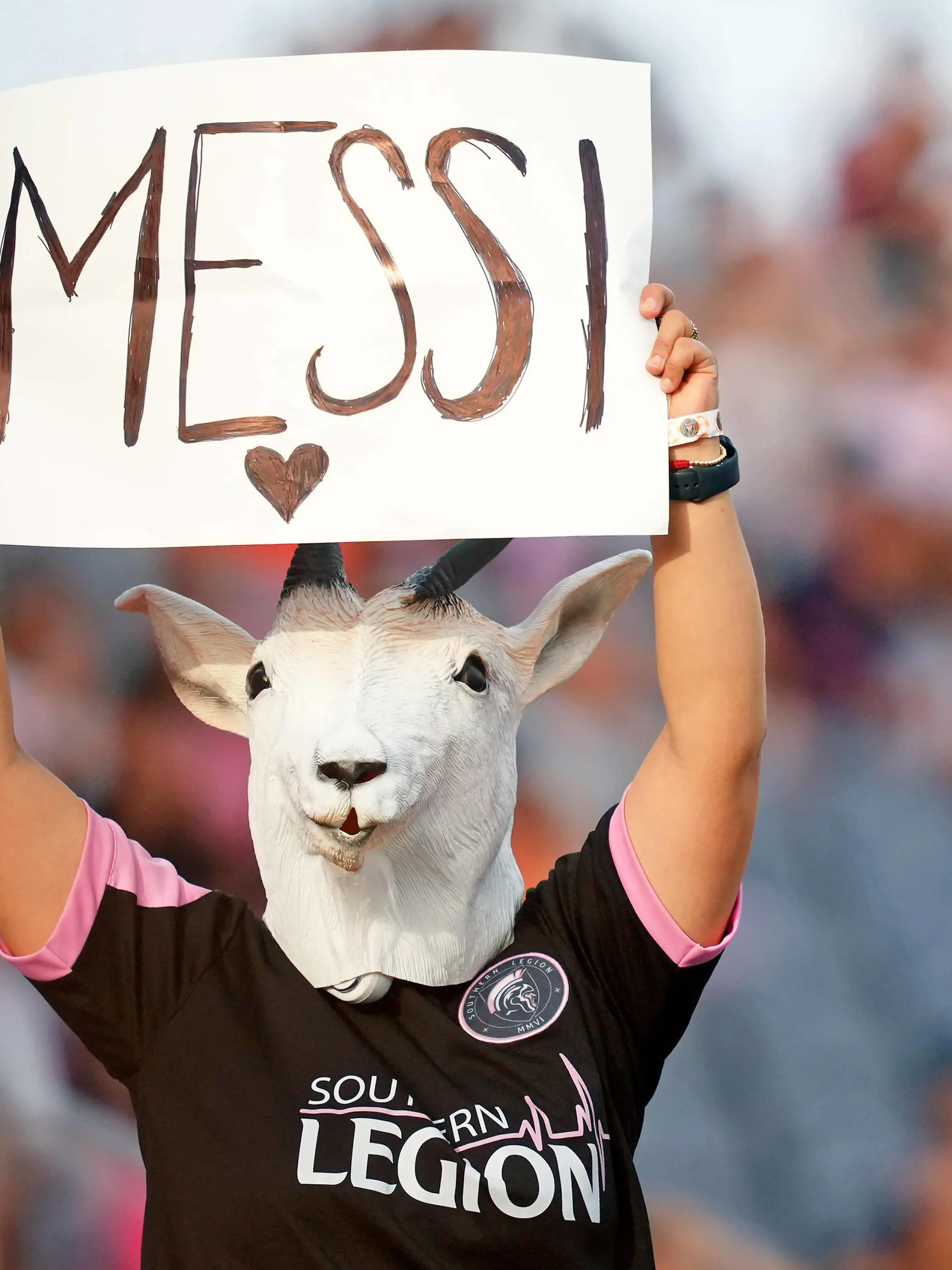 MLS, Fussball Herren, USA Leagues Cup-Atlanta United FC at Inter Miami CF Jul 25, 2023 Fort Lauderdale, FL, USA Inter Miami CF forward Lionel Messi not pictured fans hold up a sign while wearing a goat mask before the game against Atlanta United at DRV PNK Stadium. Fort Lauderdale DRV PNK Stadium FL USA, EDITORIAL USE ONLY PUBLICATIONxINxGERxSUIxAUTxONLY Copyright: xJasenxVinlovex 20230725_jcd_bv1_0127