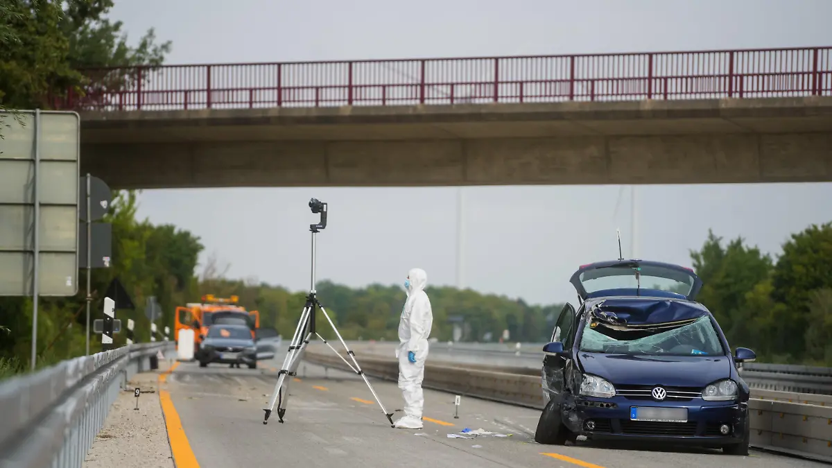 20.08.2022, Niedersachsen, Hildesheim: Unbekannte haben zwei Gullydeckel auf die Autobahn geworfen. Einer traf die Windschutzscheibe eines Autos. Der Fahrer wurde schwer verletzt, die Beifahrerin sogar lebensbedrohlich. Foto: Clemens Heidrich/dpa +++ dpa-Bildfunk +++
