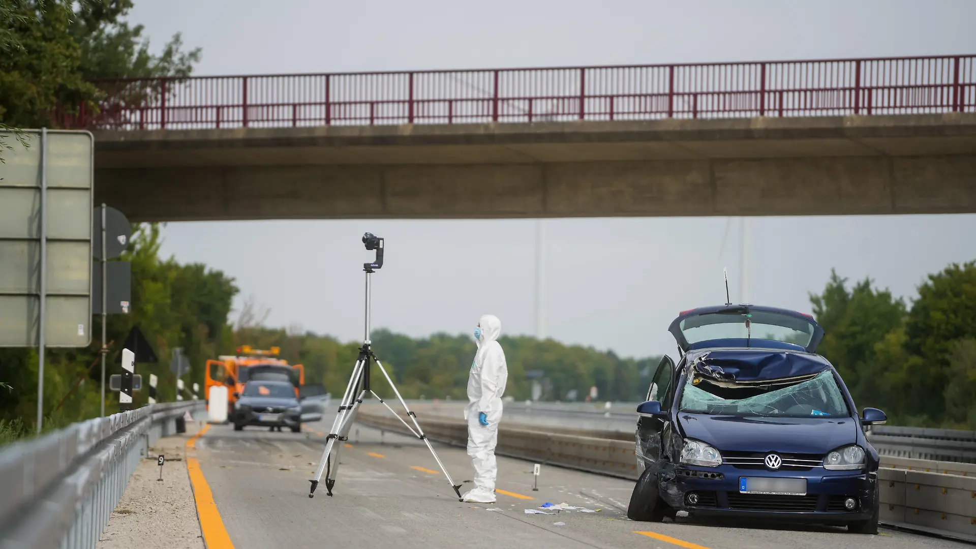 20.08.2022, Niedersachsen, Hildesheim: Unbekannte haben zwei Gullydeckel auf die Autobahn geworfen. Einer traf die Windschutzscheibe eines Autos. Der Fahrer wurde schwer verletzt, die Beifahrerin sogar lebensbedrohlich. Foto: Clemens Heidrich/dpa +++ dpa-Bildfunk +++