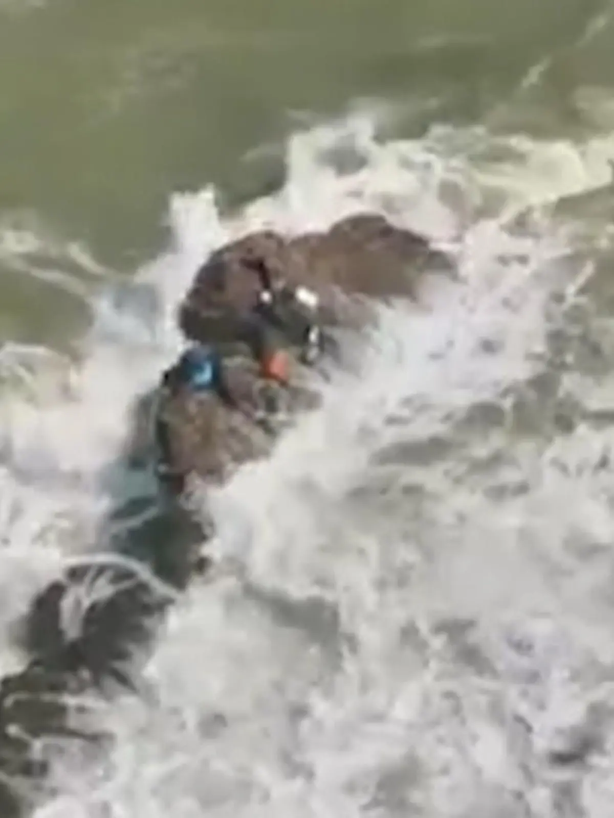 Im schweren Sturm gekentert, klammern sich die Seeleute verzweifelt am Felsen im Meer vor Kuala Lupur fest - dann naht Rettung.