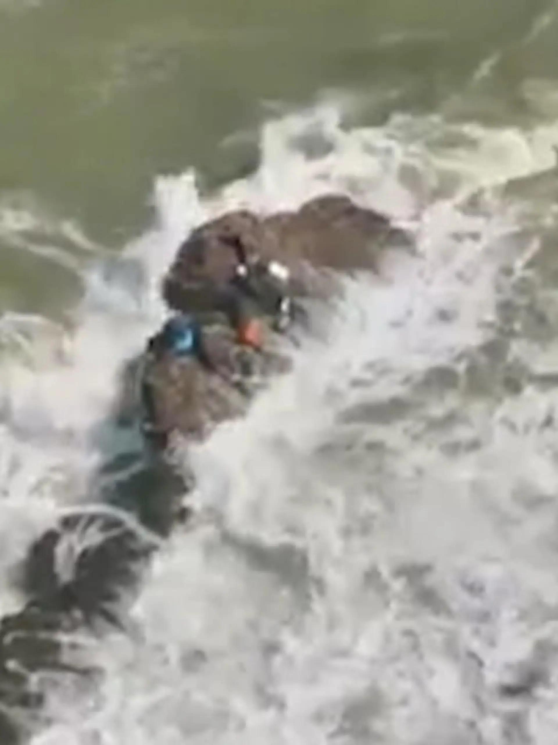 Im schweren Sturm gekentert, klammern sich die Seeleute verzweifelt am Felsen im Meer vor Kuala Lupur fest - dann naht Rettung.