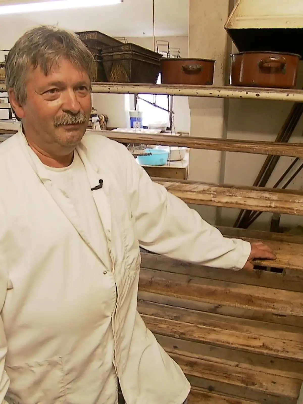 Bäcker Jens Hoffmann backt seine Brötchen mit einem Kohleofen und kann dadurch seine Brötchen zum kleinen Preis anbieten.