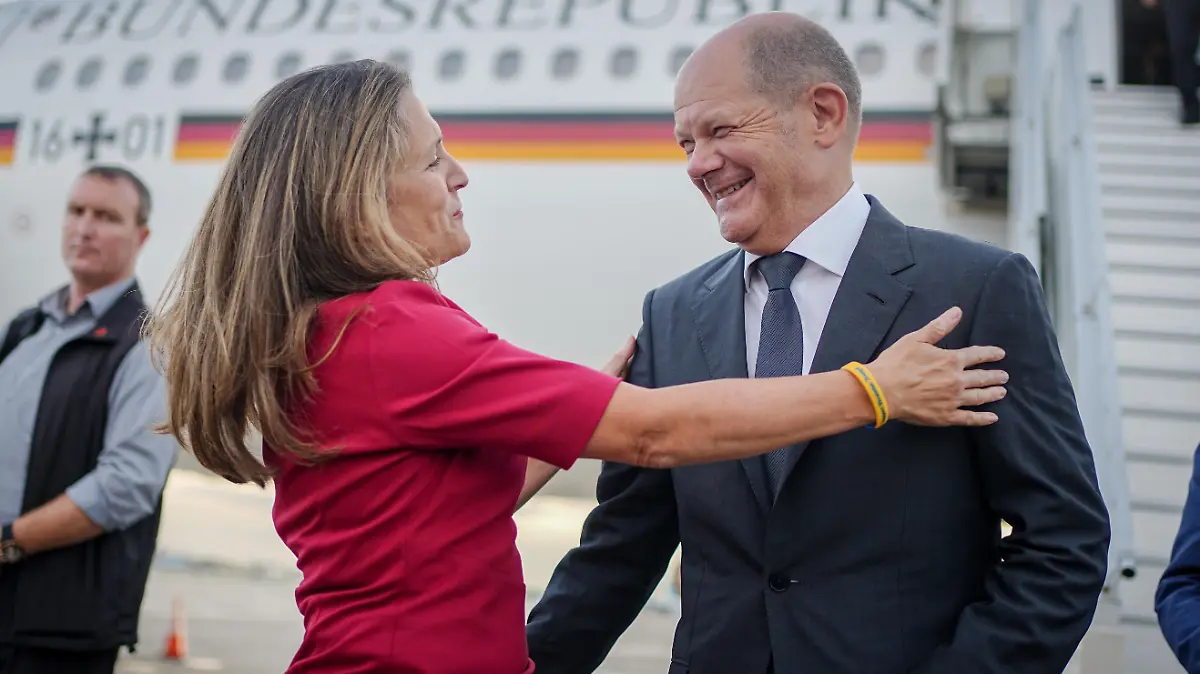 Bundeskanzler Olaf Scholz wird nach der Landung auf dem Flughafen Montreal-Pierre Elliott Trideau International von Chrystia Freeland, Finanzministerin und Vize-Premierministerin von Kanada, am Airbus A340 der Luftwaffe begrüßt. Im Mittelpunkt der Reise steht die Zusammenarbeit im Klima- und Energiebereich.