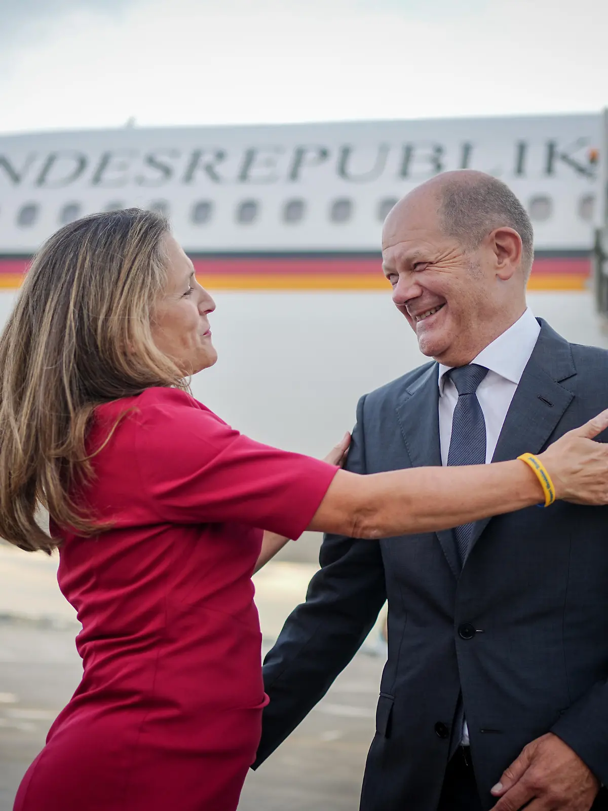 Bundeskanzler Olaf Scholz wird nach der Landung auf dem Flughafen Montreal-Pierre Elliott Trideau International von Chrystia Freeland, Finanzministerin und Vize-Premierministerin von Kanada, am Airbus A340 der Luftwaffe begrüßt. Im Mittelpunkt der Reise steht die Zusammenarbeit im Klima- und Energiebereich.