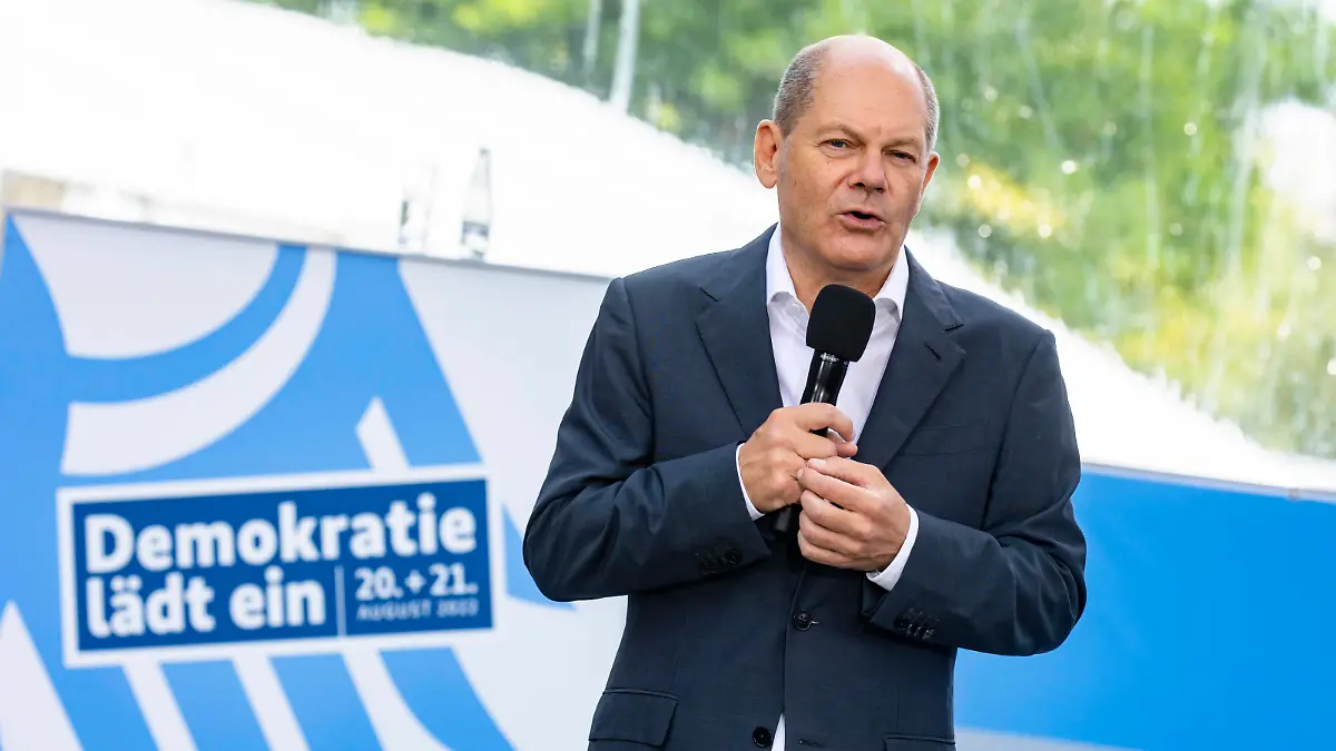  Bundeskanzler Olaf Scholz im Gespraech mit Buergerinnen und Buergern am Tag der offenen Tuer im Bundeskanzleramt in Berlin am 21. August 2022. Kaulsdorfer Seen in Berlin *** Chancellor Olaf Scholz talking to citizens at the Open Day at the Federal Chancellery in Berlin on August 21, 2022 Kaulsdorfer Seen in Berlin