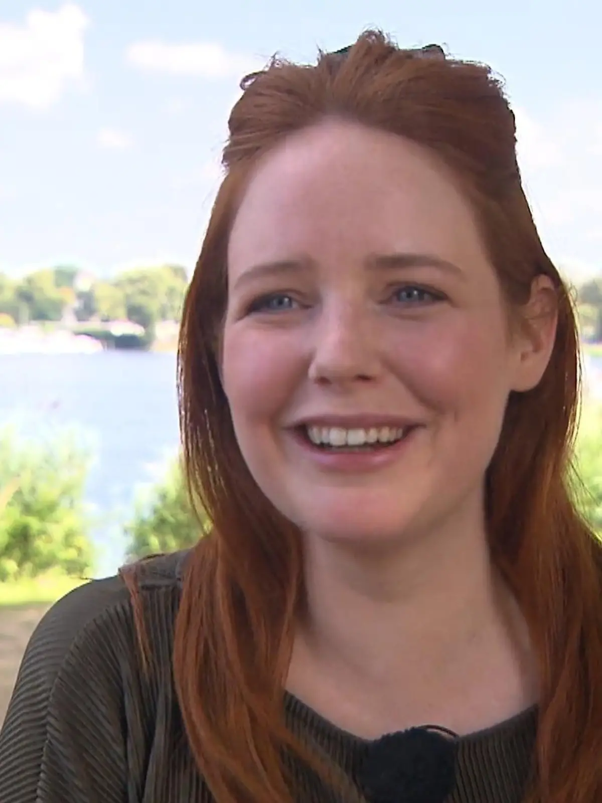 Seit 2018 steht Olivia Marei nun schon als Toni Ahrens für GZSZ vor der Kamera. Jetzt lässt die 32-Jährige die Schauspielerei allerdings einfach mal Schauspielerei sein und konzentriert sich voll und ganz auf ihre Familie. Der GZSZ-Star ist zum zweiten Mal schwanger und verabschiedet sich am Freitag, den 19. August 2022 in die Baby-Pause. Mit welchen Gefühlen sie ihren letzten Drehtag antritt, verrät sie uns im Interview. Ob Olivia bei ihrer zweiten Schwangerschaft entspannter ist, als bei ihrer ersten, das gibt es im Video zu sehen.