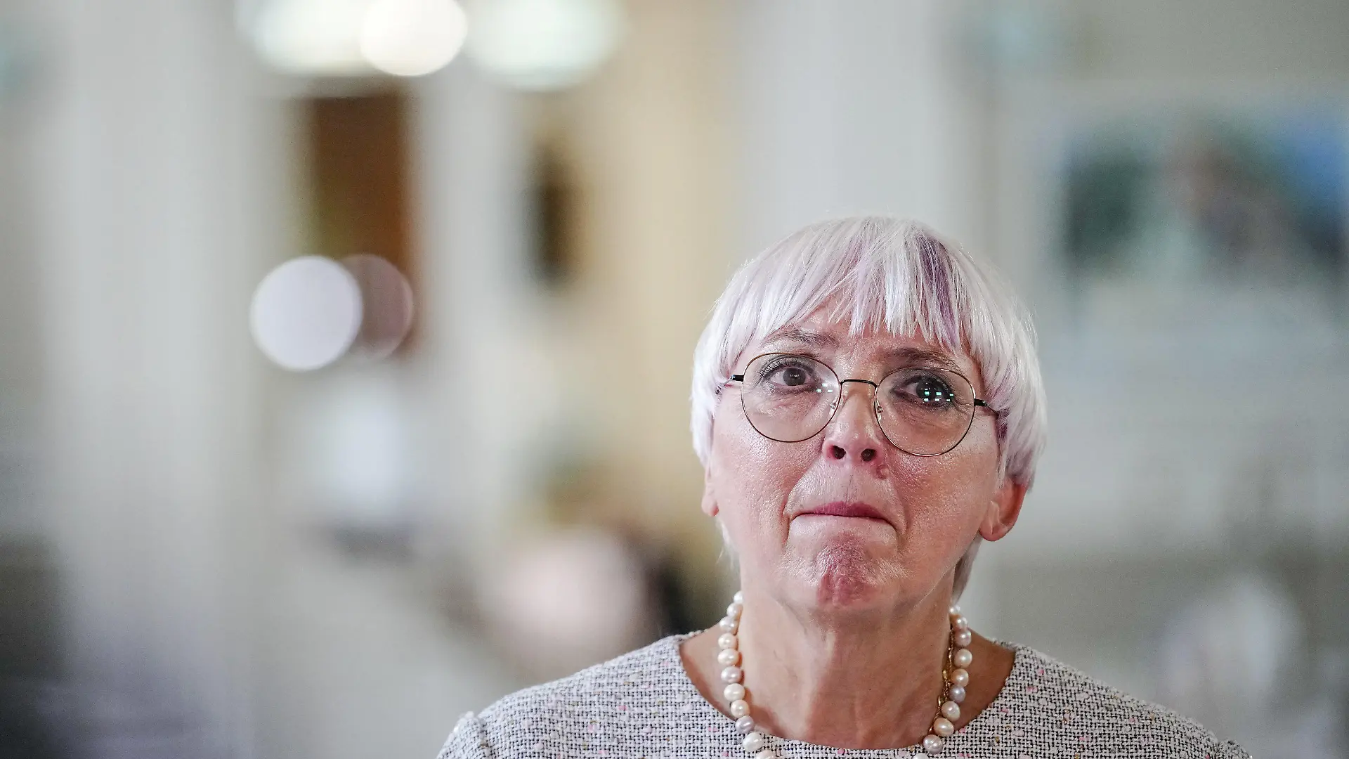 ARCHIV - 07.06.2022, Ukraine, Odessa: Claudia Roth (Bündnis 90/Die Grünen), Staatsministerin für Kultur und Medien, aufgenommen während der Pressekonferenz bei ihrem Besuch in der ukrainischen Hafenstadt. Sie bedauert sich nicht bereits vor der von Antisemitismus-Vorwürfen geprägten documenta-Eröffnung entschiedener zu Wort gemeldet zu haben. Foto: Kay Nietfeld/dpa +++ dpa-Bildfunk +++