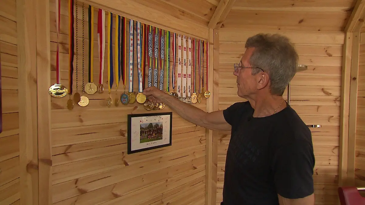 In seinem Gartenpavillion präsentiert Manfred Arnd seine Medaillen.