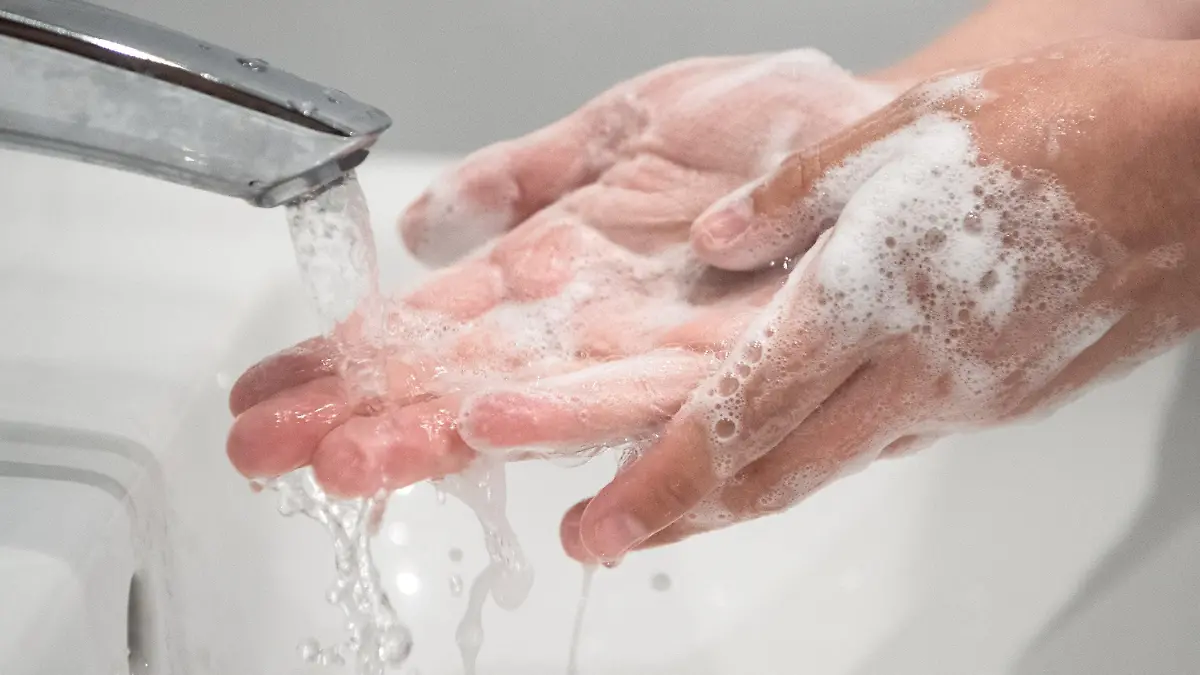 ILLUSTRATION - 11.05.2020, Bremen: Eine Frau wäscht sich die Hände. Die Handhygiene ist entscheidend, um die Ausbreitung des Coronavirus zu verlangsamen. Das häufige Händewaschen wird nach Einschätzung von Hautärzten allerdings dazu führen, dass mehr Menschen juckende Hand-Ekzeme entwickeln. Foto: Sina Schuldt/dpa +++ dpa-Bildfunk +++