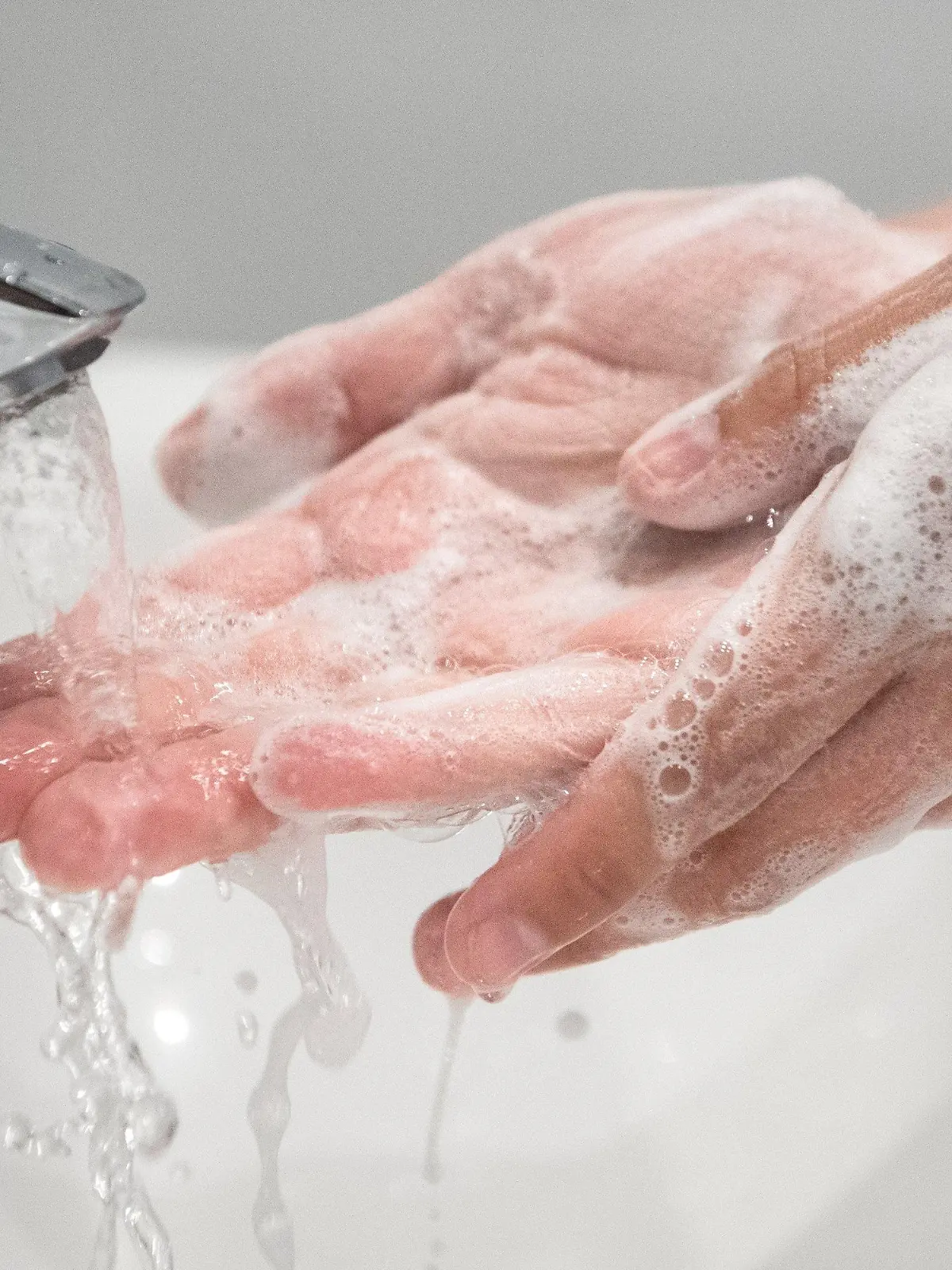 ILLUSTRATION - 11.05.2020, Bremen: Eine Frau wäscht sich die Hände. Die Handhygiene ist entscheidend, um die Ausbreitung des Coronavirus zu verlangsamen. Das häufige Händewaschen wird nach Einschätzung von Hautärzten allerdings dazu führen, dass mehr Menschen juckende Hand-Ekzeme entwickeln. Foto: Sina Schuldt/dpa +++ dpa-Bildfunk +++