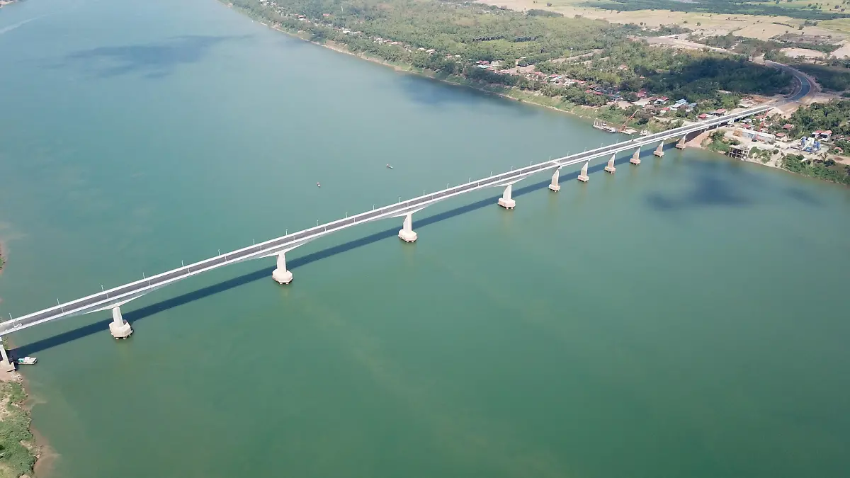 (210325) -- PHNOM PENH, March 25, 2021 (Xinhua) -- Aerial photo taken on March 11, 2021 shows the eighth Cambodia-China Friendship Bridge across the Mekong River, connecting Kampong Cham province and Tboung Khmum province in southeastern Cambodia. Construction work on the eighth Cambodia-China Friendship Bridge was completed earlier than schedule despite the COVID-19 pandemic, Cambodian Minister of Public Works and Transport Sun Chanthol said on Tuesday. (Shanghai Construction Group/Handout via Xinhua)