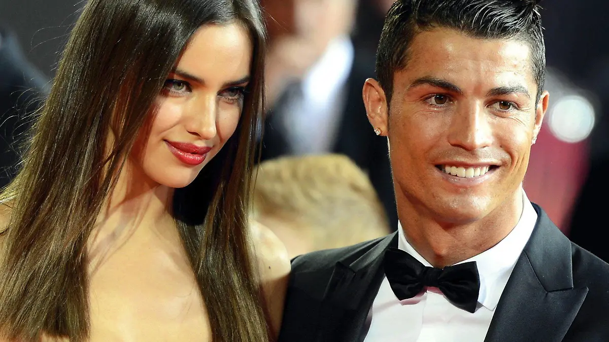 FILE - Real Madrid's Portuguese striker Cristiano Ronaldo (R) and his girlfriend Irina Shayk (L) arrive on the red carpet prior to the FIFA Ballon d'Or Gala 2012 held at the Kongresshaus in Zurich, Switzerland, 07 January 2013. EPA/WALTER BIERI (zu dpa-Meldung: «Capello, Buffon, Hulk: WM-Superlative in Brasilien» vom 12.06.2014) +++(c) dpa - Bildfunk+++