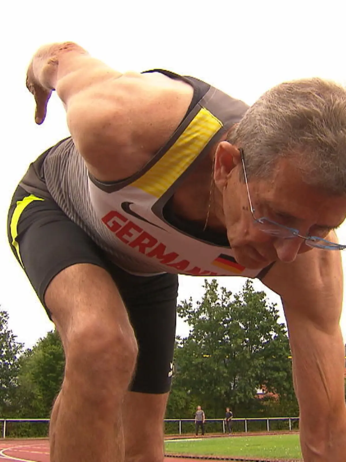 Manfred Arnd verbringt viel Zeit auf dem Sportplatz - er ist topfit und hat schon einige Medaillen abgeräumt.